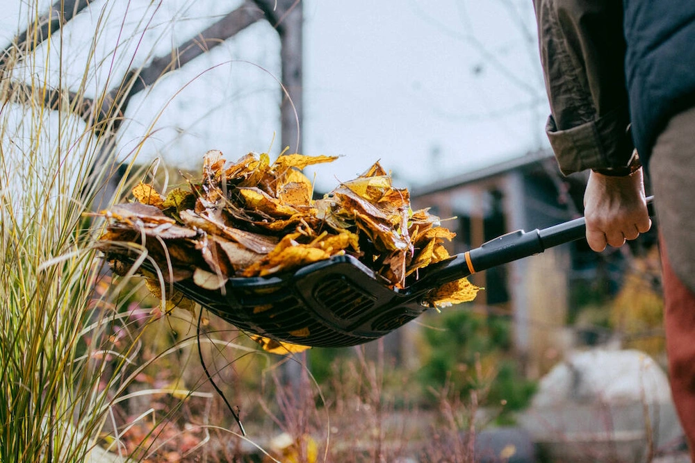 Eine Person nutzt eine Fiskars-Schaufel